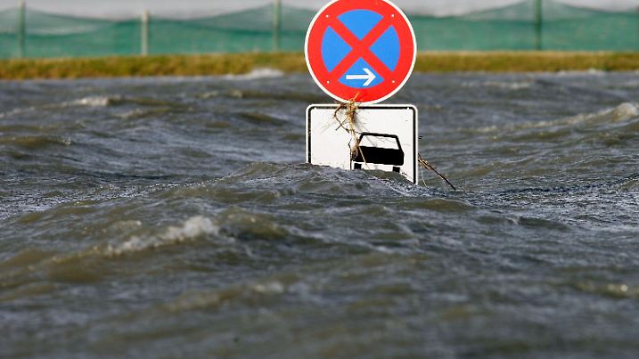 An den überfluteten Zufahrtswegen zu der Hafenanlage in Dornumer Siel (Kreis Aurich) steht am Freitag (09.11.2007) ein Verkehrsschild im Wasser. Es gab die erste große Sturmflut in diesem Herbst. Bei zunehmenden stürmischen Böen geht das Hochwasser an der Nordseeküste ab Nachmittag allerdings wieder zurück. Foto: Ingo Wagner dpa/lni +++(c) dpa - Bildfunk+++
