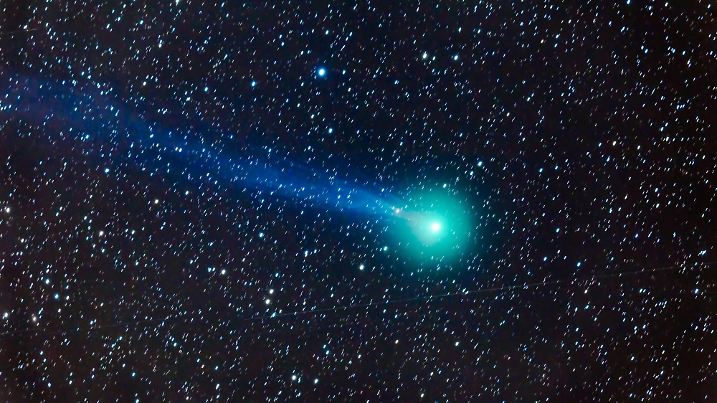 HANDOUT - Eine Aufnahme vom 06.01.2015 zeigt den Kometen Lovejoy (C/2014 Q2) mit weinem Kometenschweif als grünlichen Punkt über der Wüste von Neu Mexiko (USA). Lovejoy könnte im Januar ein besonderes Schauspiel am Himmel bieten - wenn das Wetter mitspielt. Gute Chancen dürften sich an diesem Wochenende ergeben; womöglich ist der Schweifstern dann sogar mit bloßem Auge zu sehen. Foto: Foto: Alan Dyer/amazingsky.com/dpa (ACHTUNG: Nur zur redaktionellen Verwendung im Zusammenhang mit der aktuellen Berichterstattung und nur bei Nennung der Quelle: "Alan Dyer/amazingsky.com/dpa" - zu dpa "Komet Lovejoy am Himmel - Beobachtungschancen werden besser" am 08.01.2015) +++(c) dpa - Bildfunk+++