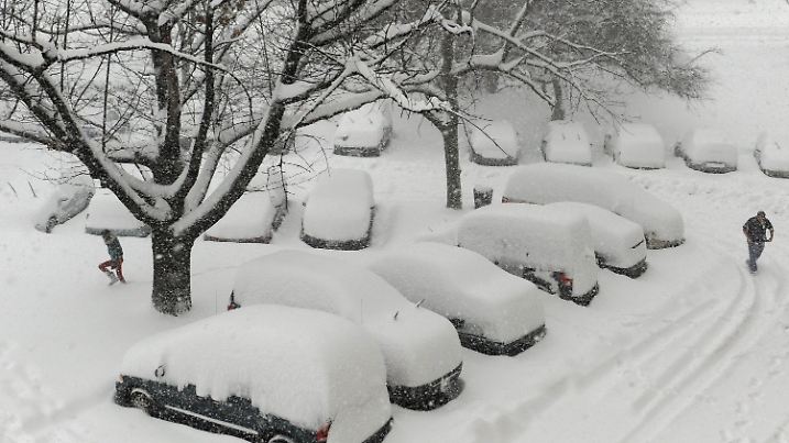 Vehicles are submerged in snow during a blizzard in Alexandria, Virginia, outside Washington DC, USA, 19 December 2009. A snowstorm hit late 18 December 2009, resulting in about ten inches of snow in the US Capitol and could reach about 20 inches. The blizzard in the northeast US is expected to heavily affect shoppers and travelers on the last weekend before Christmas. EPA/MICHAEL REYNOLDS +++(c) dpa - Bildfunk+++