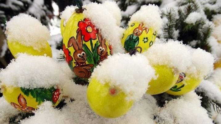 Mit Schnee bedeckt sind am Donnerstag (20.03.2008) die Ostereier am Brunnen des Neuhaus-Schierschnitzer Ortsteils Buch (Kreis Sonneberg). In den vergangenen beiden Tagen hat es im Freistaat Thüringen kräftig geschneit, wobei die Schneehöhen zwischen fünf und 20 Zentimetern betragen. Foto: Stefan Thomas dpa/lth +++(c) dpa - Bildfunk+++