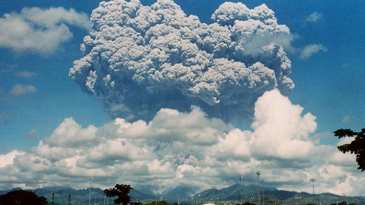 ARCHIV - Eine Aschewolke aus dem Vulkan Pinatubo auf der Nordinsel Luzon/Philippinen ist am 09.06.1991 über der US-amerikanischen Clark Air Base zu sehen. Der schwere Ausbruch fordert bis zu 1000 Menschenleben. dpa (zu dpa-Hintergrund 0471 vom 15.04.2010) +++(c) dpa - Bildfunk+++