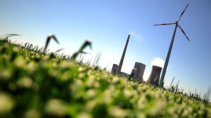 Blauer Himmel spannt sich am Donnerstag (24.05.2012) über einem Windrad auf einem Feld bei Hohenhameln (Landkreis Peine). Bundeskanzlerin Merkel will am 4. Juni mit den Vorsitzenden von CSU und FDP den weiteren Kurs der schwarz-gelben Regierung abstecken. Bei dem Spitzengespräch wird auch die Energiewende thematisiert. Foto: Julian Stratenschulte dpa/lni +++(c) dpa - Bildfunk+++