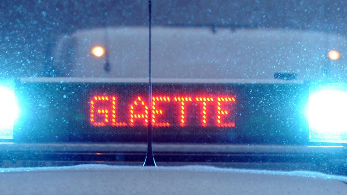 Auf der Signalanlage eines Polizeifahrzeuges ist am Freitag (30.12.2011) auf der B317 am Feldberg im Schwarzwald "Glätte" zu lesen. Im Hochschwarzwald behindern starke Schneefälle und Schneeverwehungen den Verkehr. Foto: Patrick Seeger dpa/lsw +++(c) dpa - Bildfunk+++