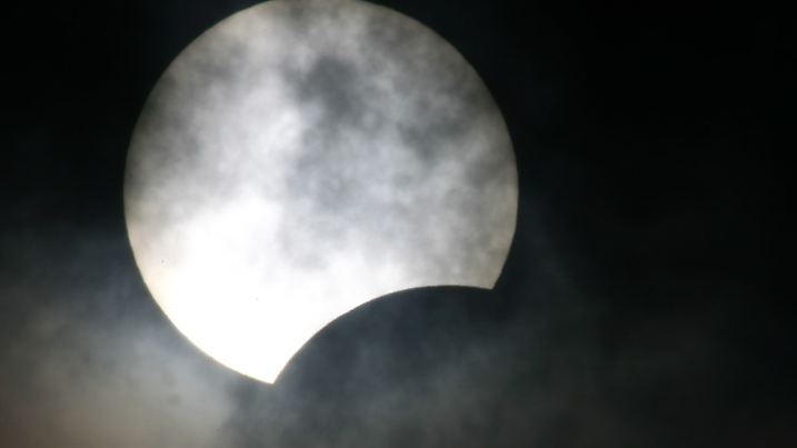 ARCHIV - Eine partielle Sonnenfinsternis ist am wolkenverhangenen Himmel am 29.03.2006 über dem Spreewald nahe dem brandenburgischen Vetschau zu beobachten. Über dem südöstlichen Europa fand eine totale Sonnenfinsternis statt, deren partielle Phase auch von Deutschland aus zu beobachten war. Foto: Patrick Pleul/dpa (zu dpa "Totale Sonnenfinsternis in Europa - himmlisches Spektakel mit Risiken" vom 13.03.2015) +++(c) dpa - Bildfunk+++