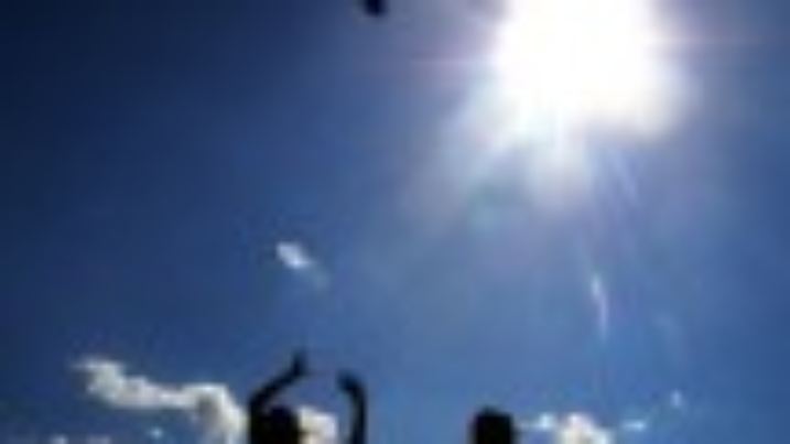 Jugendliche spielen am Sonntag (17.05.2009) an der Isar in München (Oberbayern) mit einem Ball. Das sommerliche Wetter legt derzeit in Bayern eine Pause ein. Ab Wochenmitte ist laut Wettervorhersage wieder mit Sonnenschein und steigenden Temperaturen zu rechnen. Foto: Karl-Josef Hildenbrand dpa/lby +++(c) dpa - Bildfunk+++