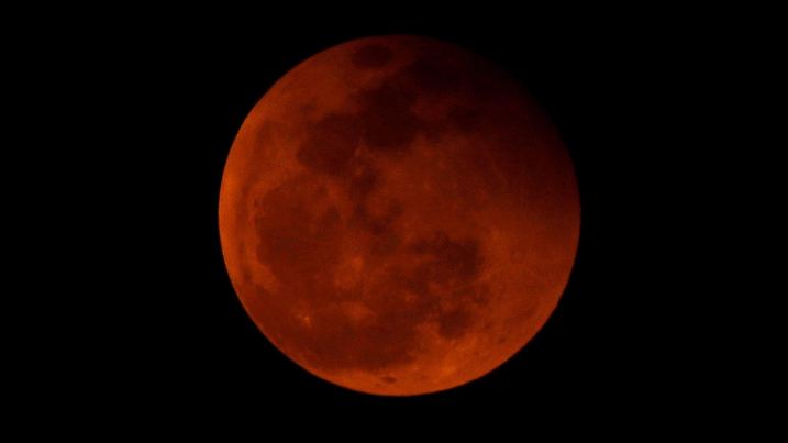 epa04692046 The full moon turns red during a total lunar eclipse, as it is seen from Hanoi, Vietnam, 04 April 2015. The phenomenon is called 'Blood Moon' when the moon changes its color while moving through the earth's shadow during a total lunar eclipse. EPA/LUONG THAI LINH +++(c) dpa - Bildfunk+++