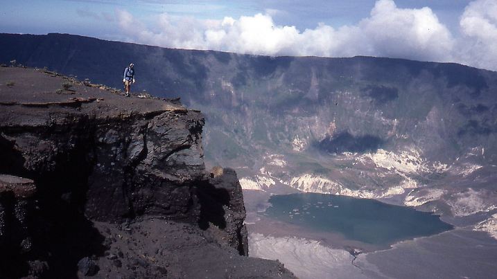 ARCHIV - This 1988 handout photo provided by the University of Rhode Island shows the crater left behind in Indonesia after a cataclysmic eruption from Mount Tambora on 10 April 1815. The eruption of Mount Tambora on the Indonesian island of Sumbawa in 1815, the largest volcanic eruption in human history, killed 117,000 people and extinguished the tiny kingdom of Tambora. EPA/URI EDITORIAL USE ONLY NO SALES NO ARCHIVES (zu dpa "Uni, Sparkassen und Frankenstein - Folgen einer Vulkan-Eruption" vom 07.04.2015) +++(c) dpa - Bildfunk+++