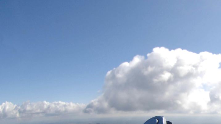 Blick von der Wetterstation auf dem Brocken über das Land, aufgenommen am 30.09.2005. Im Vordergrund ein Sonnenscheinautograph. Seit 110 Jahren beobachten Meteorologen auf dem höchsten Berg Norddeutschlands das Wetter. In der Station in 1142 Metern Höhe versehen heute sieben Wetterfachleute rund um die Uhr ihren Dienst. Sie messen stündlich Temperatur, Luftdruck, Radioaktivität, Windgeschwindigkeit, Windrichtung und Niederschlagsmengen. Die Wetterwarte gehört zu den höchstgelegen des Deutschen Wetterdienstes. Foto: Peter Förster +++(c) dpa - Report+++