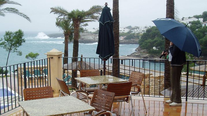 Ein Blick auf die Cala Serena im Osten der Ferieninsel Mallorca am Donnerstag (04.05.2006). Während die Menschen in Deutschland die sommerlichen Temperaturen am liebsten im Freien genießen, zieht es die Touristen auf Mallorca eher in die Bars: Die Strände sind menschenleer, die Liegen in den Hotelanlagen bleiben verwaist. Seit zwei Tagen gibt es Regen, Gewitter, Sturm und meterhohe Wellen. Foto: Wolfgang Duveneck +++(c) dpa - Report+++