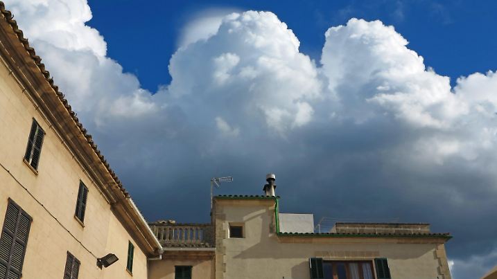 Cumuluswolke mit Pileus ueber einem Haus, Spanien, Balearen, Mallorca | Cumulus cloud with Pileus above a house, Spain, Balearen, Majorca