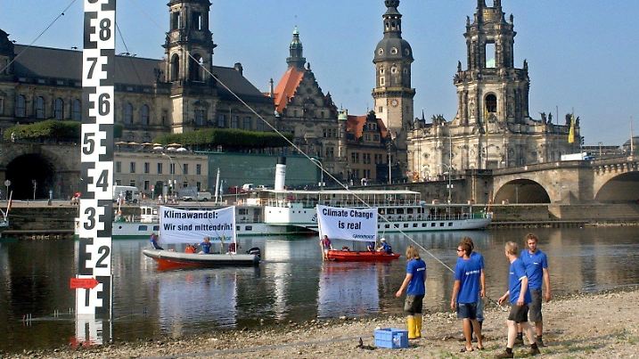 Greenpeace-Aktivisten stellen am Dienstag (05.08.2003) im Dresdner Stadtzentrum eine 9,40 Meter hohe Pegelsäule auf. Diese Höhe entspricht dem Hochwasser der Elbe vor einem Jahr, gegenwärtig liegt der Pegel bei 0,81 Meter. Mit diesem "Mahnmal für den Klimaschutz" fordert Greenpeace eine Wende in der Energieversorgung, weg von Kohle, Öl und Gas hin zu erneuerbaren Energien. Seit März war jeder Monat in diesem Jahr in Deutschland zu warm. Der Juni 2003 war sogar der heißeste Juni seit einhundert Jahren. Foto: Matthias Hiekel (zu lsn 4147 vom 05.08.2003) ZB FUNKREGIO OST/lsn -Honorarfrei nur für Bezieher des ZB-Regiodienstes-