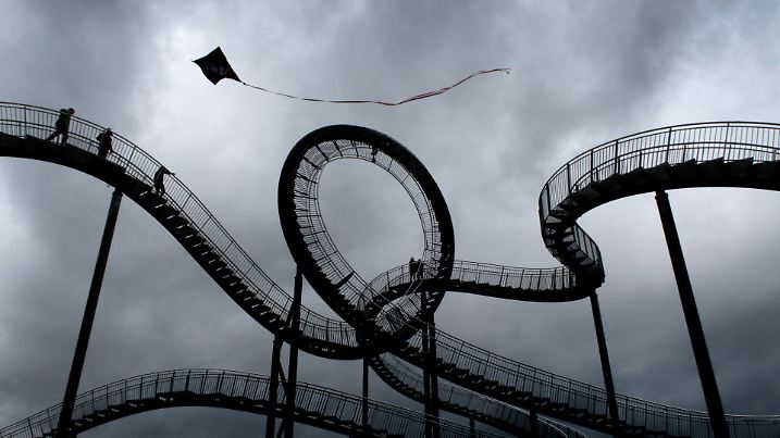 Ein Drachen fliegt bei Sturmböen am 25.07.2015 über der Skulptur Tiger and Turtle in Duisburg (Nordrhein-Westfalen). Foto: Martin Gerten/dpa +++(c) dpa - Bildfunk+++