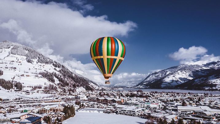 04.02.2019, Zell am See - Kaprun, AUT, BalloonAlps, im Bild ein Heissluftballon ueber Zell am See // a Hot-air balloon is seeing above Zell am See during the International Balloonalps Alps Crossing Event, Zell am See Kaprun, Austria on 2019/02/04. Zell am See *** 04 02 2019 Zell am See Kaprun AUT BalloonAlps in picture a hot air balloon above Zell am See a Hot air balloon is seeing above Zell am See during the International Balloonalps Alps Crossing Event Zell am See Kaprun Austria on 2019 02 04 Zell am See PUBLICATIONxNOTxINxAUT EP_fei  