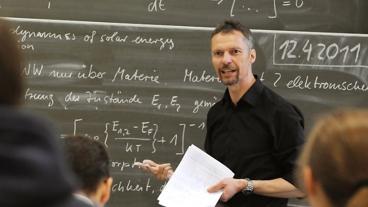 Vor Studenten der Fachgruppe Photovoltaik hält Q-Cells-Stiftungsprofessor Dr. Roland Scheer am Institut für Physik der Martin-Luther-Universität eine Vorlesung zur Thermodynamik der Energieumwandlung, aufgenommen am 12.04.2011. Gemeinsam mit dem zur Weltspitze der Solar-Branche gehörenden Unternehmen aus Thalheim soll an der Universität Halle unter Leitung des im vergangenen Sommer zum ersten Stiftungsprofessor für Photovoltaik berufenen Wissenschaftler das Fachgebiet zum Forschungsschwerpunkt werden. Foto: Waltraud Grubitzsch/lah | Verwendung weltweit