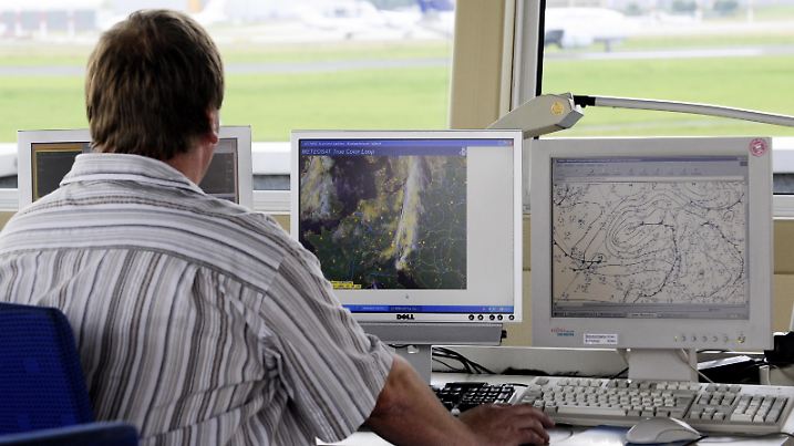 Wetterdiensttechniker Bernd Rogge sitzt am Dienstag (28.07.2009) in der Flugwetterwarte des Deutschen Wetterdienstes (DWD) am Flughafen in Hamburg vor Wettercomputern. Die Flugwetterwarte Hamburg wurde als Klimareferenzstation eingeweiht. Dort sollen in einheitlicher Messtechnik Klimaveränderungen über lange Zeiträume gemessen werden. Foto: Maurizio Gambarini dpa/lno  +++(c) dpa - Report+++ | Verwendung weltweit