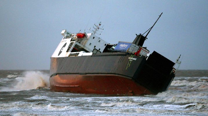Stricken ferry runs aground at resort.the cargo ship Riverdance which has run aground at Blackpool due to the high winds. Picture date: Friday February 01, 2008. A total of 14 people were airlifted to safety from the roll-on roll-off vessel, in a rescue operation which included the coastguard, the RAF and the RNLI. Photo credit should read: PA Wire URN:5567393 +++(c) dpa - Report+++