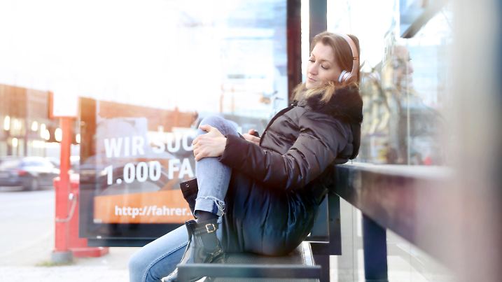 ILLUSTRATION - Eine Frau sitzt am 24.02.2018 an einer Bushaltestelle in Hamburg und wartet auf den Bus (gestellte Szene). Foto: Mascha Brichta | Verwendung weltweit