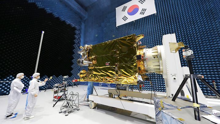 New satellite 
Researchers test the geostationary satellite Cheollian 2A at the Korea Aerospace Research Institute in Daejeon, 164 km south of Seoul, on Aug. 30, 2018, in this photo provided by the institute. The new meteorological satellite, which has four times greater resolution and 16 times higher data transmission speeds than the Cheollian 1, is scheduled to be launched in December. (Yonhap)/2018-08-30 16:10:54/ | Keine Weitergabe an Wiederverkäufer.
