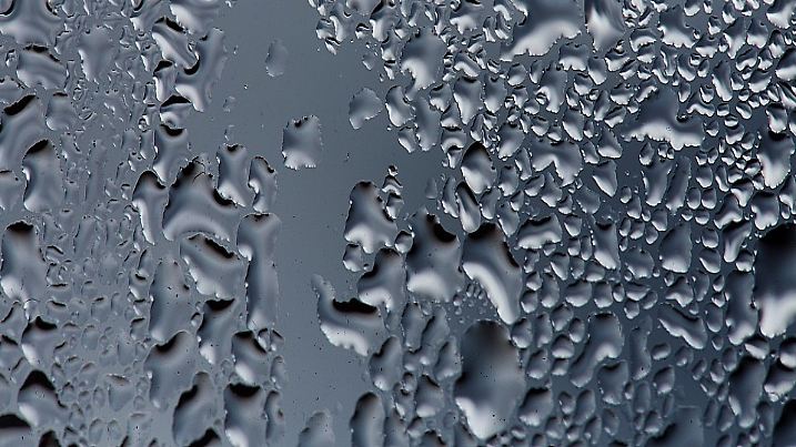 Kondensiertes Wasser an einem Fenster sieht aus wie fluessiges Metall, aufgenommen im Januar 2015.