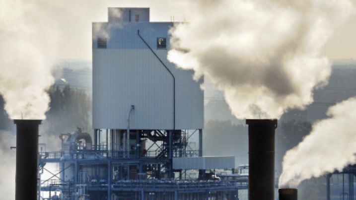 Symbolbild zum Thema Klimawandel, Treibhausgase, Luftverschmutzung - Aus den Schornsteinen einer Industrieanlage in der Nähe von Stade in Niedersachsen steigen Rauchwolken auf (Foto vom 23.10.08). Unter der deutschen Ratspräsidentschaft vereinbarten die Staats- und Regierungschefs im März 2007, den Ausstoß von Treibhausgasen wie Kohlendioxid (CO2) bis zum Jahr 2020 um insgesamt 20 Prozent gegenüber dem Niveau von 1990 zu senken. Falls andere große Wirtschaftsblöcke wie China oder die USA folgen, sollen es sogar 30 Prozent sein. In dem Gesetzesvorschlag verpflichtete die EU-Kommission die Mitgliedstaaten auf konkrete Einsparziele. Foto: Christian Hager dpa/lni +++(c) dpa - Report+++