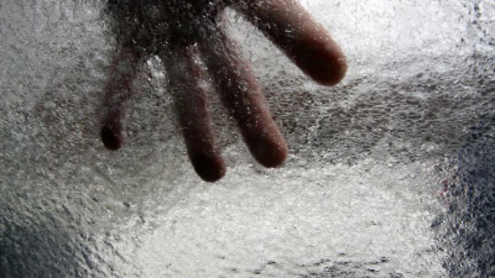 Eine Eisschicht bedeckt am Donnerstag (06.01.2011) in Nürnberg (Mittelfranken) eine Autoscheibe. Eine Kombination aus Regen und eisiger Kälte hat am Donnerstagmorgen in Bayern für zahlreiche Unfälle und erhebliche Verkehrsbehinderungen gesorgt. Nach Angaben der Polizei kam es auf Glatteis zu vielen Rutschpartien mit teils schweren Unfällen. In Nürnberg, Fürth, Erlangen und Bamberg mussten am Morgen die Busse in die Depots zurück. Auf glatten Straßen waren sie ins Rutschen gekommen. Foto: Daniel Karmann dpa/lby  +++(c) dpa - Bildfunk+++
