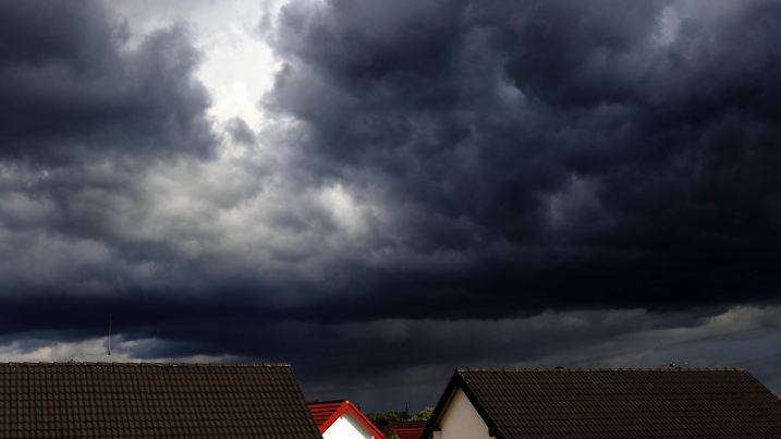Gewitterfronten über der Stadt Eine Gewitterfront zieht über den Essener Ortsteil Borbeck-Süd hinweg. Essen Nordrhein-Westfalen Deutschland *** Thundery fronts over the city A thunderstorm front pulls over the district of Essen Borbeck south Essen North Rhine Westphalia Germany