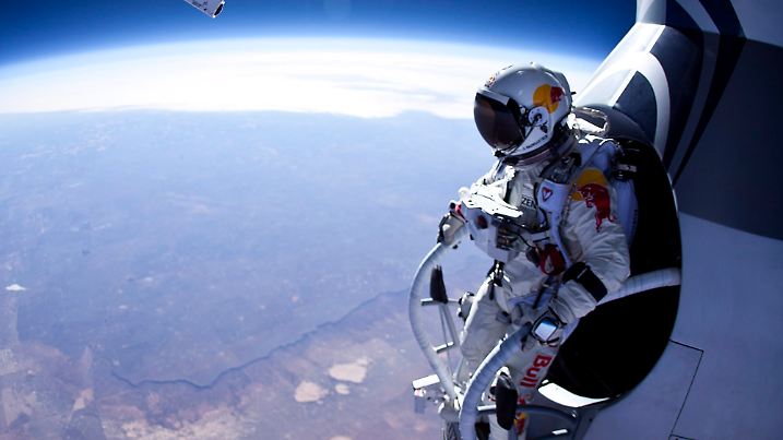 FILE - epa03146650 A handout photograph released by Global Newsroom on 15 March 2012 shows Pilot Felix Baumgartner of Austria seen before his jump at the first manned test flight for Red Bull Stratos in Roswell, New Mexico, USA on 15 March 2012. In this test he reach the altitude 21800 meters (71500 ft) and landed safely near Roswell. (EDITORS NOTE: Lens profile correction was applied to the image) EPA/Jay Nemeth / GLOBAL NEWSROOM HANDOUT MANDATORY CREDIT Jay Nemeth / GLOBAL NEWSROOM EDITORIAL USE ONLY/NO SALES (zu dpa:"Extremsportler will Rekordsprung aus der Stratosphäre wagen" vom 05.10.2012) +++(c) dpa - Bildfunk+++