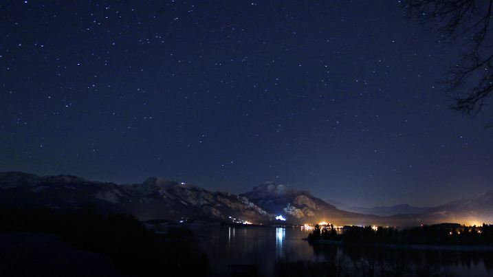 Unter einem wolkenlosen Sternenhimmel spiegeln sich am Montag (16.01.2012) die Lichter des Schlosses Neuschwanstein und der Stadt Füssen (Schwaben) im Forggensee. Sonne am Tag und kalte klare Nächte bestimmen das Wetter im südwestlichen Bayern. Foto: Karl-Josef Hildenbrand dpa/lby | Verwendung weltweit