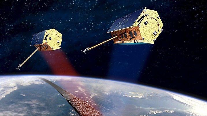 epa01756114 A handout released by satellite constructor Astrium diplays a computer graphic of new German radar satellite TanDEM-X and TerraSAR-X satellite - identical in construction - measuring Earth from space in Friedrichshafen, Germany, 09 June 2009. TanDEM-X will lift off from Baikonour cosmodrome in Kazakhstan in October 2009 to meet with TerraSAR-X satellite identical in construction to measure Earth. Both satellites will measure the entire land surface of the Earth, some 150 million square kilometres, with radar beams. EPA/ASTRIUM GMBH HANDOUT NO SALES / EDITORIAL USE ONLY |