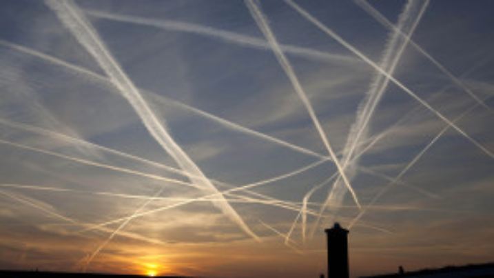 Zahlreiche durch Flugzeuge verursachte Kondesstreifen sind am Samstag (12.03.2011) bei Sonnenaufgang am viel beflogenen Himmel über Frankfurt am Main zu sehen. Nach Angaben des Deutschen Zentrums für Luft- und Raumfahrt (DLR) bilden sich Kondensstreifen, wenn die Atmosphäre ausreichend kalt sei. Die genaue Temperatur, unterhalb der sich Kondensstreifen bilden, hänge von der Flughöhe, der Umgebungsfeuchte, dem Treibstoff und dem Wirkungsgrad des Flugzeugs ab. Sie liege zwischen -35 und -55°C. Foto: Frank Rumpenhorst dpa/lhe  +++(c) dpa - Bildfunk+++