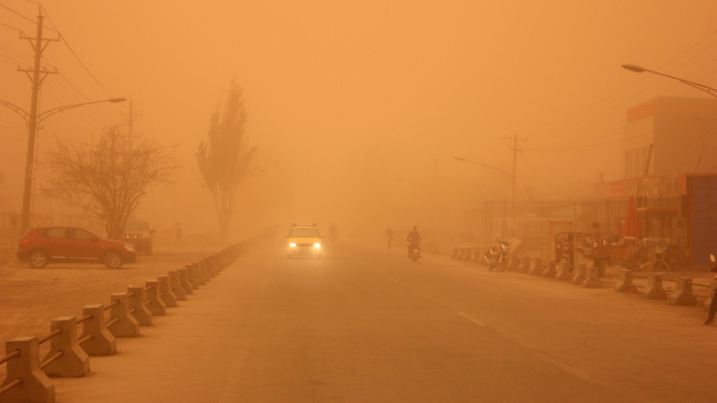 ©Yuan Huanhuan/VCG/MAXPPP - AKSU, CHINA - MAY 18: (CHINA OUT) Sandstorm obscures Kuqa County on May 18, 2016 in Aksu Prefecture, Xinjiang Uyghur Autonomous Region of China. Heavy sandstorm hit southern Xinjiang with the poorest visibility less than 50 meters in some parts. (Photo by VCG)***_*** |