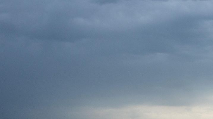 Bei einem aufziehenden Gewitter verlässt ein Nordseebesucher am 22.06.2017 den Strand in Cuxhaven-Döse (Niedersachsen). Nach dem schweren Gewittersturm am Morgen zieht nach dem schwülen Sommertag die nächste Front über die Nordseeküste. Foto: Ingo Wagner/dpa +++(c) dpa - Bildfunk+++