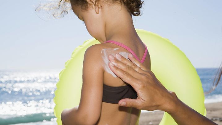France, Corsica, Mother applying sun cream on daughter s (2-3) back model released PUBLICATIONxINxGERxSUIxAUTxHUNxONLY SSF00046