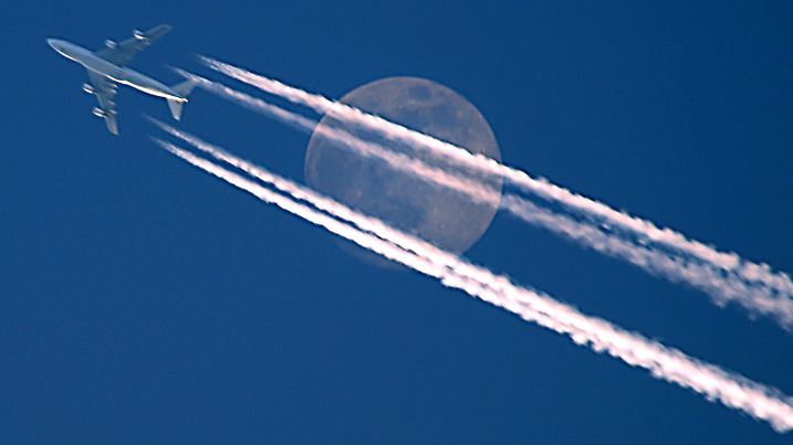 ARCHIV - Ein Flugzeug fliegt am Mond vorbei (Archivfoto vom 11.02.2006). Die von Flugzeug-Kondensstreifen ausgehende Erwärmung der Atmosphäre ist am stärksten in Winternächten. Das berichten britische Wissenschaftler im Fachmagazin «Nature» vom Donnerstag (15.06.2006). Obwohl es im Winter allgemein weniger Flüge gebe, trügen diese überproportional zur Erderwärmung bei, erklären Nicola Stuber von der Universität Reading und Piers Forster von der Universität Leeds. Foto: Wolfgang Schneider (zu dpa 0329 vom 14.06.2006) ACHTUNG SPERRFRIST 14. Juni, 19.00 Uhr +++(c) dpa - Bildfunk+++