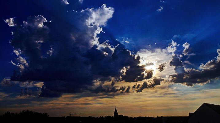 Abendsonne über der Skyline von Köln-Sülz. Köln, 27.08.2016 | Verwendung weltweit