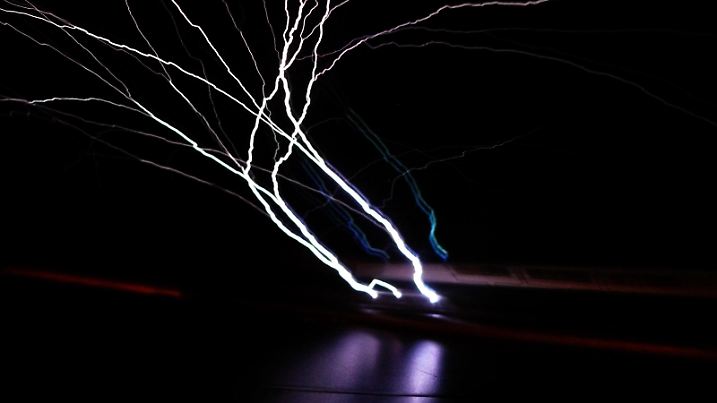 Elmsfeuer treten extrem selten auf. Sie können bei gewittrigen Wetterlagen entstehen und an spitzen Gegenständen wie Schiffsmasten, Kirchturmspitzen oder selten an Frontscheiben von Flugzeugen auftreten. Film- oder Fotoaufnahmen dieses Phänomens sind allerdings rar. Hier: Elmfeuer auf der Cockpitscheibe eines Passagierflugzeuges. Guangzhou (Kanton), Guangdong, VR China, 19.09.2006 | Verwendung weltweit