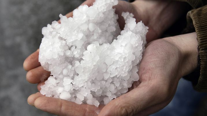 Ein Mann hält am Karfreitag (21.03.2008) nach einem heftigen Graupelschauer in Berlin Frostgraupel in den Händen. Laut Wettervorhersage verlagert sich das Sturmtief "Melli" ostwärts und es muss weiterhin mit Regen- oder Schneeregenschauern gerechnet werden. Die Höchstwerte liegen zwischen 3 und 6 Grad Celsius. Foto: Arno Burgi dpa/lbn +++(c) dpa - Report+++