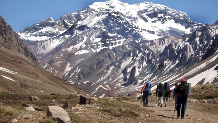 Eine Gruppe von Bergsteigern mit Rucksäcken marschiert im November 2006 durch die argentinischen Anden auf den Cerro Aconcagua zu. Der Berg ist mit 6962 Metern der höchste des amerikanischen Doppelkontinents. In der Saison 2005/2006 versuchten über 4000 Menschen den Gipfel zu erreichen. Viele der Bergsteiger sind unzureichend vorbereitet, sie unterschätzen die physischen Anforderungen und riskieren unter anderem höhenkrank zu werden. Foto: Markus Leiter (zu dpa-Reportage: "Am 'steinernen Wächter' Aconcagua - Der Anden-Riese wird leicht unterschätzt" vom 17.01.2007) +++(c) dpa - Report+++ | Verwendung weltweit