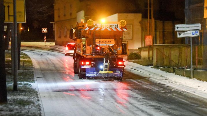 Zittau - Blitzeis führt zu zahlreichen Verkehrseinschränkungen Blitzeis auf den Straßen in Zittau führte am Abend gegen 18 Uhr zu zeitweiligen Behinderungen im Stadtgebiet. Da der komplette Zittauer Stadtring (B96) und auch die stark befahrenen Bundesstraßen komplett vereist waren, mussten sich die Autofahrer auf Behinderungen einstellen. So kam es am Karl-Liebknecht-Ring/Klienebergerplatz zu Einschränkungen, da der kleine Anstieg nur schwer für Autos und LKW befahrbar war. Ein Bus der KVG Dreiländereck sowie zahlreiche Autofahrer nutzten alternativ den Fußweg zur Frauenstraße und konnten die Fahrt dann auf dem Stadtring fortsetzen. Zudem kam es auf der Dresdnerstraße (B96) und vor allem auf der Bundesstraße 99 in Richtung Ostritz zu Glatteis und Behinderungen. Auch zahlreiche Nebenstraßen waren betroffen. Der Winterdienst k Copyright: xLausitzNews.de/Erik-HolmxLanghofx