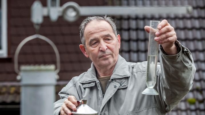 Hans Greiner-Stöffele ( Greiner - Stoeffele ) misst am Freitag (30.03.2012) in seinem Garten in Katzhuette die Niederschlagsmenge. Seit 1971 ist er ehrenamtlicher Mitarbeiter beim Deutschen Wetterdienst ( DWD ). Foto: Michael Reichel (ari) | Verwendung weltweit