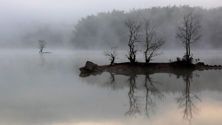 21.01.2019, China, Quishu See: Nebel liegt über dem See Quishu in Huangshan. Foto: Shi Guangde/SIPA Asia via ZUMA Wire/dpa +++ dpa-Bildfunk +++