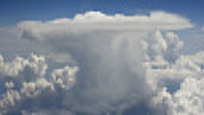 Eine vertikal steigende Wolkenformation (Amboss-Wolke), aufgenommen am 10.06.2008 während eines Linienfluges von Nürnberg (Bayern/Deutschland) nach Kiew (Ukraine). Foto: Daniel Karmann dpa/lby +++(c) dpa - Report+++