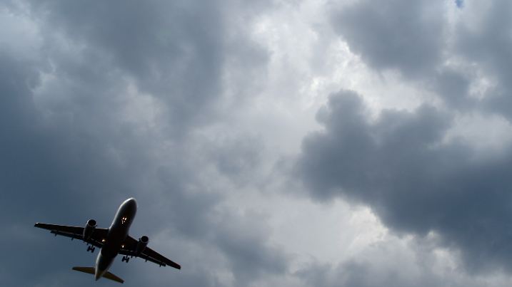 Gewitterwolken türmen sich am 23.07.2013 in Köln (Nordrhein-Westfalen) über einem landenden Flugzeug auf. Foto: Federico Gambarini/dpa +++(c) dpa - Bildfunk+++
