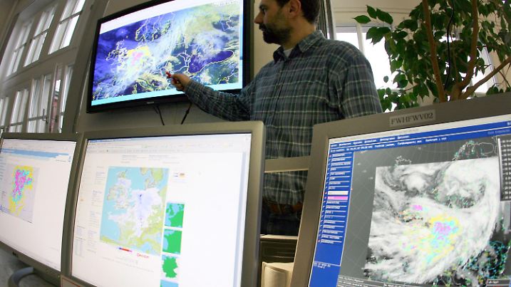 ARCHIV - Auf Monitoren beobachtet eine Meteorologin am 18.01.2007 beim Deutschen Wetterdienst in Hamburg die Satellitenbilder. Der Deutsche Wetterdienst (DWD) stellt  am Dienstag (09.08.) den erweiterten «Deutschen Klimaatlas» vor. Er enthält Informationen über bisher eingetretene und zu erwartende Klimaveränderungen in Deutschland. Foto: Kay Nietfeld dpa  +++(c) dpa - Bildfunk+++
