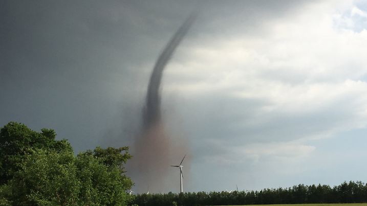 Ein Tornado ist am 05.06.2016 bei Jübek (Schleswig-Holstein) zu sehen. Die Wirbelstürme entwickelten sich nach Angaben von Meteorologen entlang einer Gewitterlinie, die sich westlich von Flensburg bis nach Hamburg erstreckte. Die Unwetter verursachten keine Schäden, wie die Polizeidienststelle am 06.06.2016 mitteilten. Foto: Britta Lieske /dpa (zu dpa "Serie kleiner Tornados wirbelt über Schleswig-Holstein" vom 06.06.2016) +++(c) dpa - Bildfunk+++