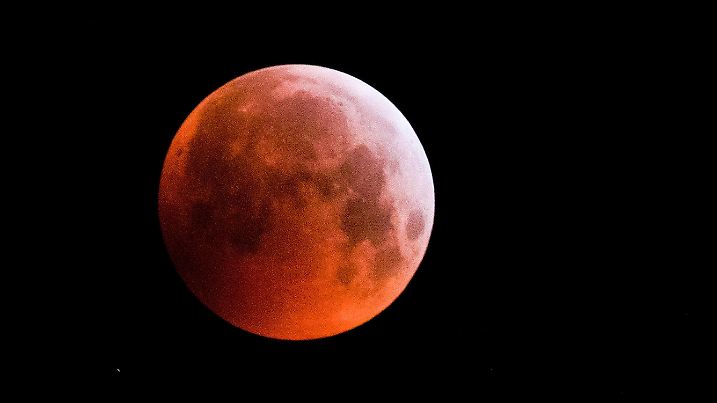 21.01.2019, xmkx, News totale Mondfinsternis mit Blutmond, Symbolbild, Blutmond, Mondfinsternis am 21.01.2019 in Langen (Hessen) Germany, Astronomie, Weltall, Planeten, Monde, Faerbung, Rot, Sterne, Beobachtung, Spotter, Langen Hessen Deutschland (DEU) *** 21 01 2019 xmkx News total lunar eclipse with blood moon symbol picture blood moon lunar eclipse on 21 01 2019 in Langen Hessen Germany astronomy universe planets moons colouring red stars observation spotter Langen Hessen Germany DEU  