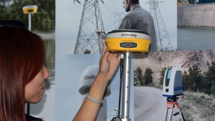 An employee displays a GNSS receiver during the 9th China satellite navigation technology and application exhibition in Harbin, northeast China's Heilongjiang Province, May 23, 2018. The ninth China Satellite Navigation Conference opened in Harbin, capital of northeast China's Heilongjiang Province, Wednesday (23 May 2018). Experts from countries and regions including China, the United States, and Russia attended the three-day event to exchange ideas on satellite navigation applications and location services among other topics. With the theme of "Location, Time of Augmentation," the conference is scheduled to run from May 23 to 25. China Satellite Navigation Academic Conference is one of three major international satellite navigation conferences. The annual conference has been held in cities including Beijing, Shanghai, and Guangzhou since 2010. Foto: Sun Zifa/Imaginechina/dpa |