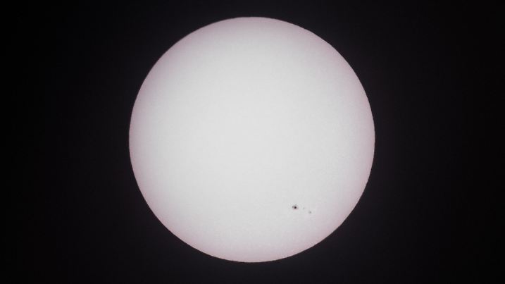 Blick durch ein Teleobjektiv mit speziellem Filter am 16.03.2015 auf die Sonne am Himmel über Sieversdorf im Landkreis Oder-Spree (Brandenburg). Deutlich sind Sonnenflecken am unteren Rand zu sehen. Am 20. März schiebt sich der Mond vor die Sonne und verdunkelt den Himmel. In Deutschland wird es allerdings keine totale Sonnenfinsternis geben. Foto: Patrick Pleul/dpa +++(c) dpa - Bildfunk+++