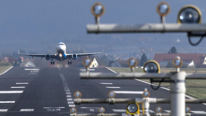 Ein Flugzeug der Regionalfluggesellschaft People's Viennaline startet am 02.11.2016 vom Bodensee-Airport in Friedrichshafen (Baden-Württemberg) aus. Ein Kurzstreckenjet des Typs Embraer 145 verbindet künftig den Bodensee-Airport mit dem Schweizer Flugplatz Altenrhein und den Flughafen Köln/Bonn. Die Flugzeit für die rund 20 Kilometer lange Strecke zwischen den beiden Regionalflughäfen liegt den Angaben zufolge bei acht Minuten. Foto: Felix Kästle/dpa +++(c) dpa - Bildfunk+++