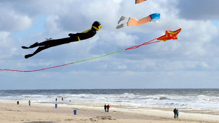 Drachensteigen am Nordseestrand  bei Egmont am 23.05.2013 . | Verwendung weltweit